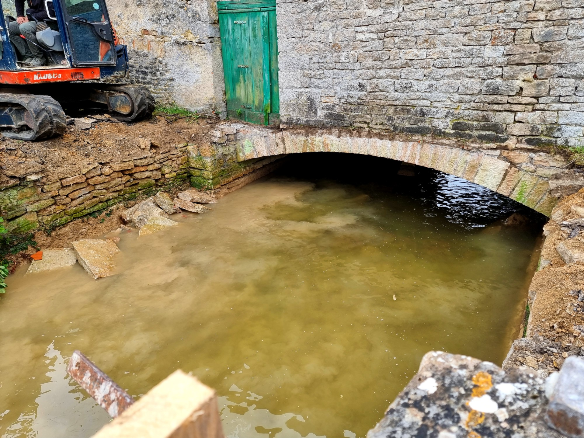 démontage pont au dessus de la rivière