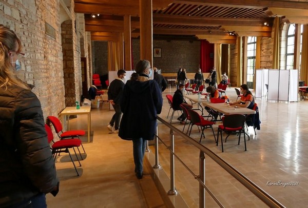 Personnes dans la salle des fêtes qui attendent d'être vaccinés