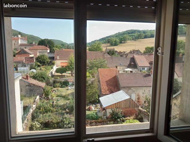 Vue sur le village depuis la fenêtre de l'appartement