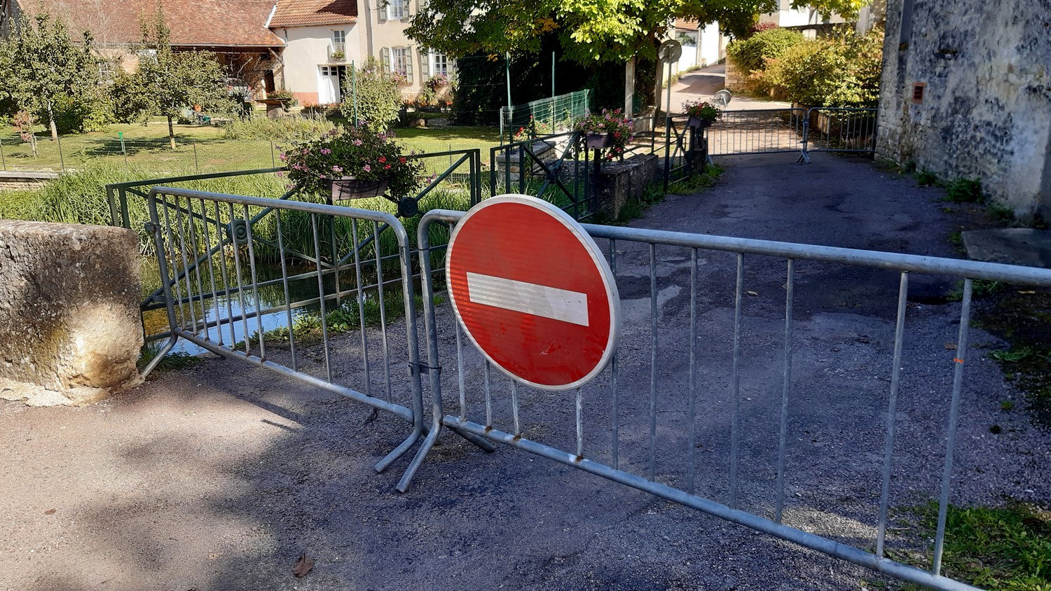 rue barrée sens interdit