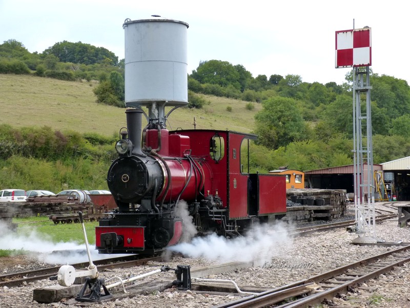 locomotive à vapeur de couleur rouge